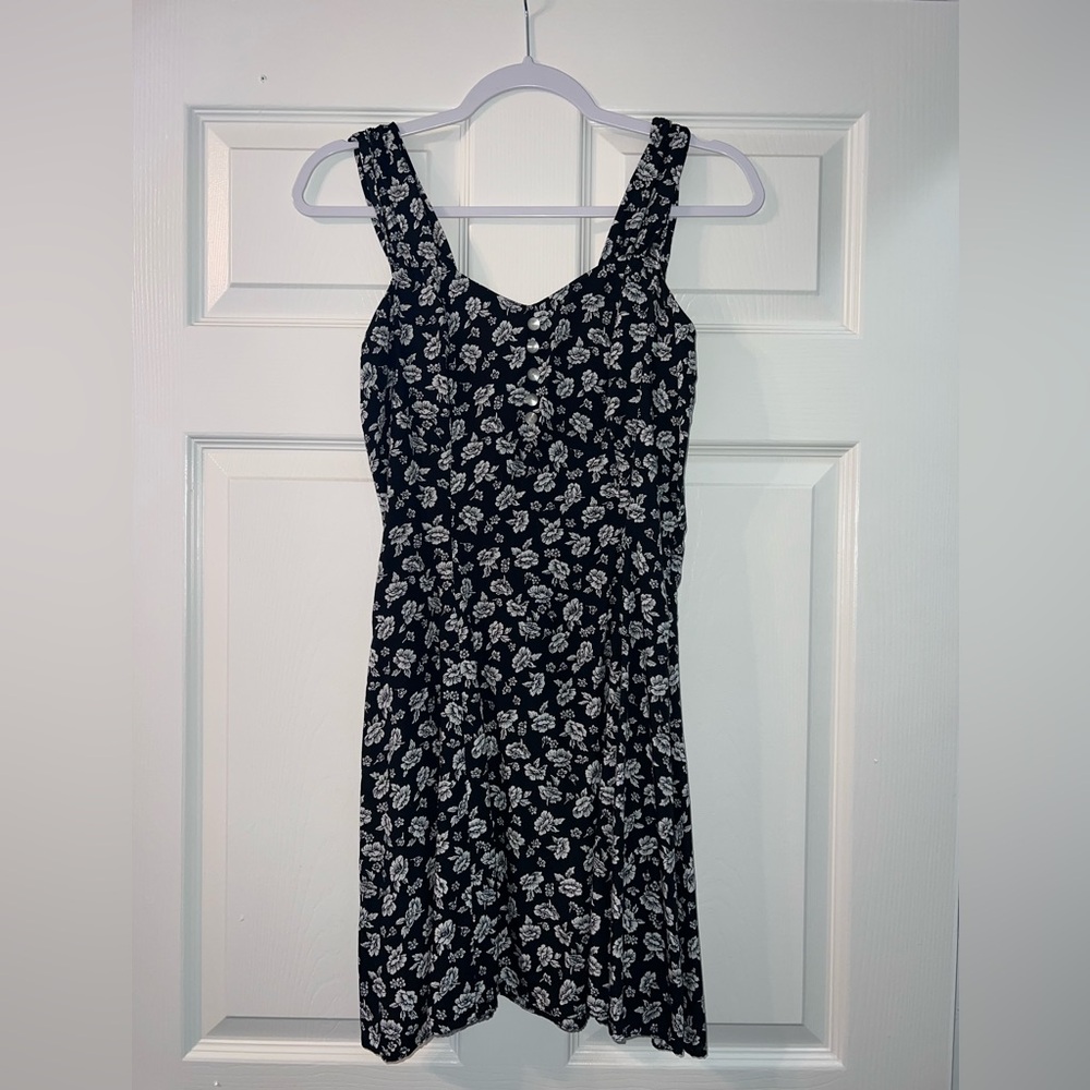A beautiful black and white floral Allison Blair dress 🖤🤍 size medium!